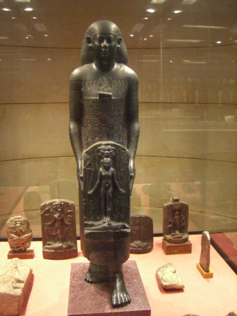 Priesterin der bastet mit Cippi - Horus