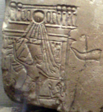 Nefertiti schägt einen weiblichen Gefangenen auf einem königlichen Lastkahn- gefunden in Hermopolis, aus der Regierungszeit von Echnaton, 1353-1336 B.C